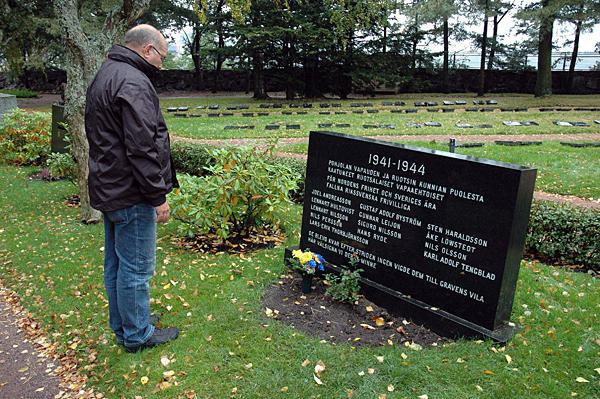 De blevo kvar efter striden... Blomsternedläggning vid de stupade rikssvenskarnas minnesten. (foto Johan Andrée