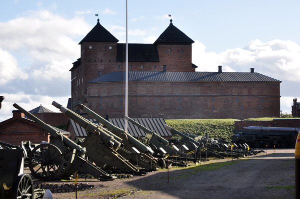 Här fanns kanoner och artilleri av allehanda slag. I bakgrunden syns Tavastehus slott.