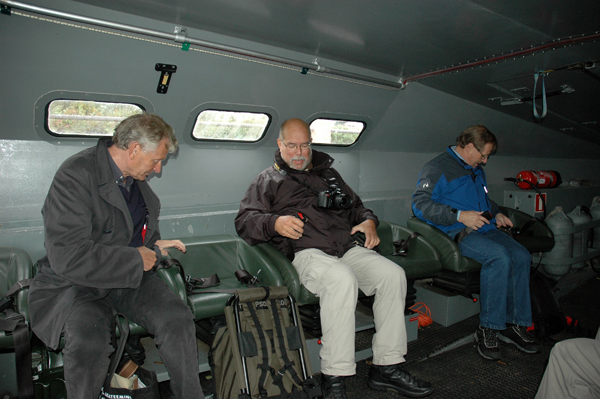 Finsk stridsbåt. Jan Molin, jag själv och Ove Enkvist spänner säkerhetsbältet inför färden.