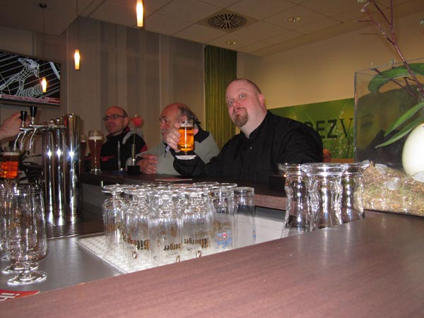 Anders låter sig väl njutas av en efterlängtad öl på i hotellbaren på vårt hotell i Aachen.