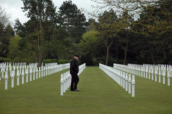 En stund eftertanke om vårt intresses verklighet. Den stora amerikanska krigskyrkogården i Saint-Laurent-sur-Mer.
