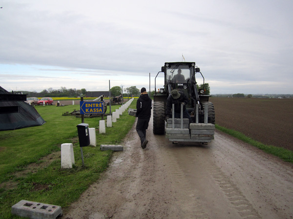 Området inhägnas med hjälp av traktor och mankraft.