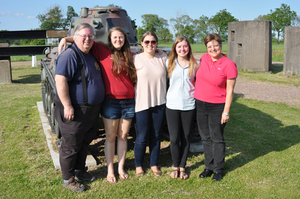 Familjen McGovern fram Beredskapsmuseets stridsvagn.
