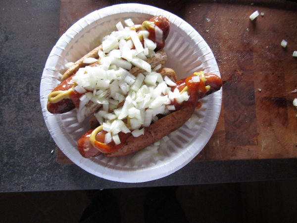 Två tjocka grillade med bröd, senap, ketchup och hackad lök! Bättre blird et knappast för en korvälskare! Två tjocka grillade med bröd, senap, ketchup och hackad lök! Bättre blird et knappast för en korvälskare!