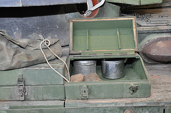 De två vattenkokarnas plats i en av redskapslådorna på Centurionstridsvagnen.