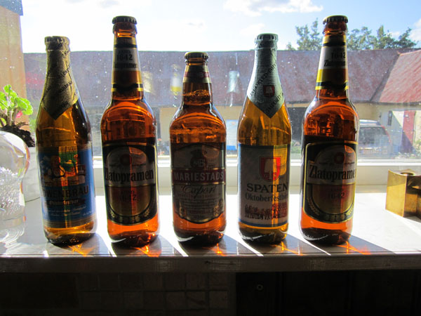 Guldet i fönstret. Läckra ölflaskor med gyllene innehåll. Svalt och läskande en skön höstdag får avsluta detta veckobrev.