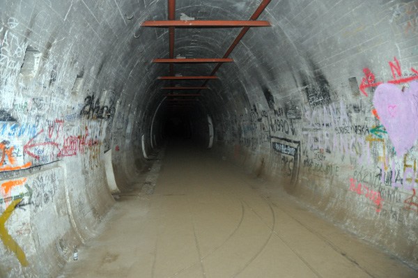 30 meter ner under Panzerwerk 717. Den långa huvudtunneln som förbinder alla Panzerwerken i området.