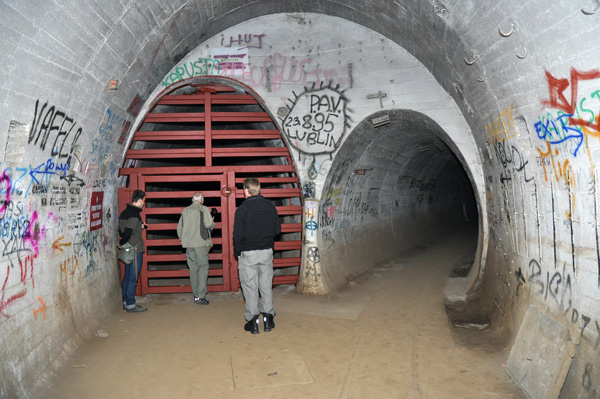 I slutet av Bahnhof Heinrich. Huvudtunneln är här spärrad med de speciell fladdermössgrindarna.