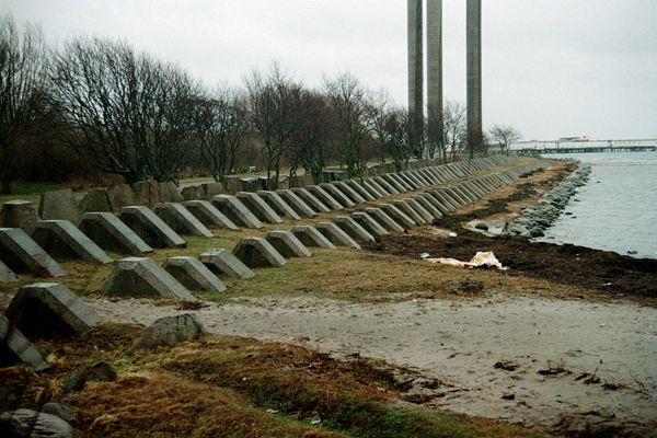 Treradigt stridsvagnshinder i betong vid Landskrona i Skåne.