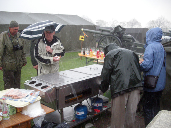 Korvahandlarna och kunderna trotsar ösregnet. Och det kom ordentligt med regn, säkert 8 000 m/m på en timma ;.)