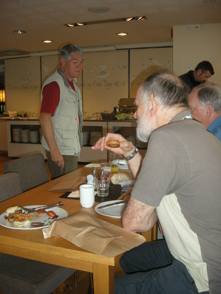 Frukost och lunchförberedelser på hotellet i Kristiansand. Här fanns också bruna papperspåsar för sådana som oss som ville göra sig en lunchpåse.
