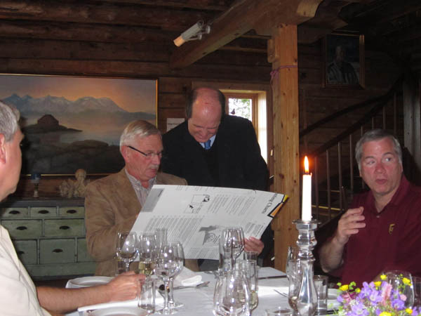Den kungliga bordsplaceringen diskuteras av Harald och David.