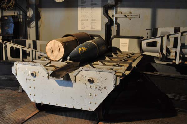 Ammunitions- och laddningsvagn med granat och krutladdning. Denna rullades fram till mekanismen och en tryckluftsdriven ansättare förde in, först granaten, sedan krutladdningen i pjäsen. Därefter var det klart för eldgivningen. Ammunitions- och laddningsvagn med granat och krutladdning. Denna rullades fram till mekanismen och en tryckluftsdriven ansättare förde in, först granaten, sedan krutladdningen i pjäsen. Därefter var det klart för eldgivningen.