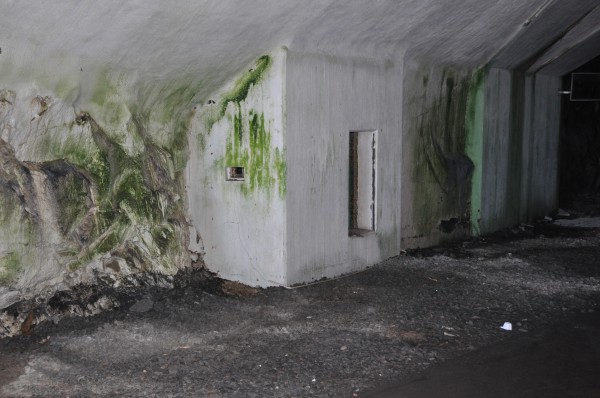 Närskydd i form av en liten "bunker" vid nedfarttunneln på Aeroseum.