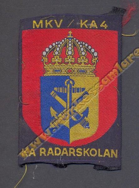 Här ett av många 100-talsmärken som skall fotograferas och friläggas. Bilden "lånad" från Robbans militära märkessamling 