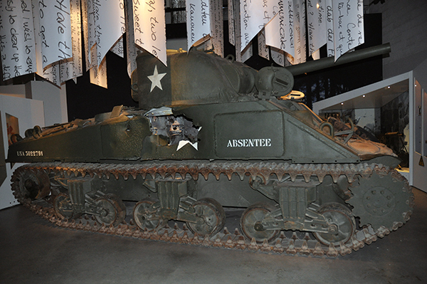 Sherman-stridsvagnar var allmänt förekommande, så även på detta museum. Notera granatträffen.