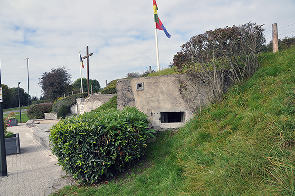 Belgisk kulsprutebunker och minnesplats över striderna 1940.