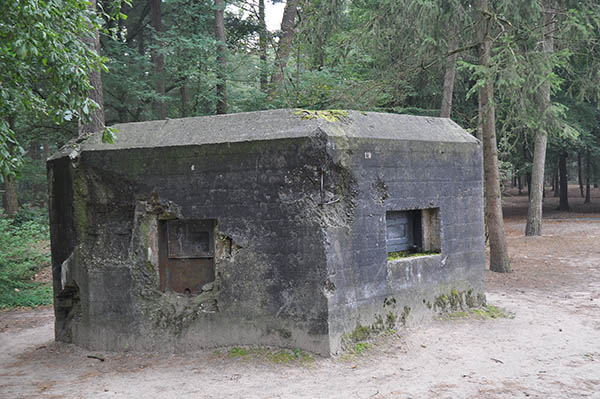 Holländsk kulsprutebunker som varit inblandad i striderna mot tyskarna i samband med den tyska invasionen 1940.