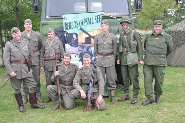 Det obligatoriska gruppfotot med 7. motorbrigaden från Beredskapsmuseet i Djuramossa.