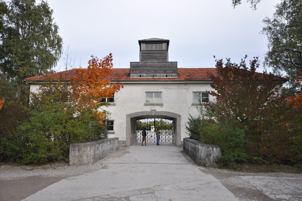 Entreebyggnaden till koncentrationslägret i Dachau.