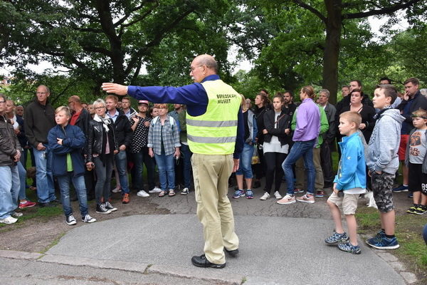 Här får deltagarna en lektion i hur man spärrar en gatukorsning med både värn och hinder. (foto: Johan Andrée) 