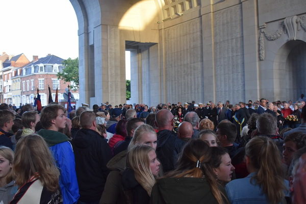 Trots att det var en vanlig måndagkväll, lite utanför turistsäsongen var det ganska välfyllt med åskådare.