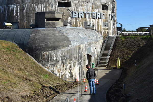 Batteri Todt med sin stora pjäsbunker. Här fanns, och finns, fyra pjäsbunkrar som under kriget var bestyckade med 38 cm kanoner. Ola konstaterar att det är en rätt stor bunker!