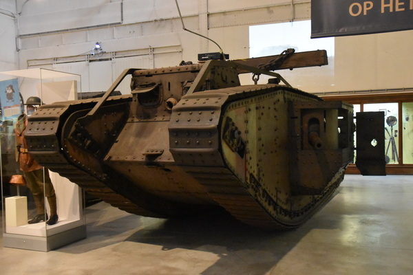 Några bilder från Militärmuseet i Bryssel bl a en engelskt "tank" av modell Mark IV.