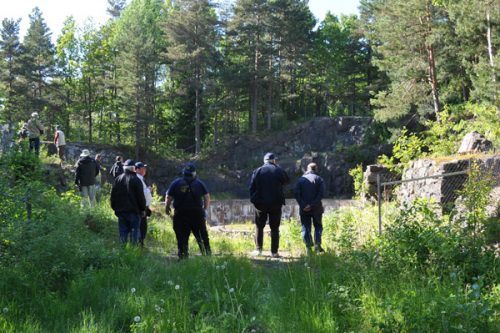 Framför en av pjäsbrunnarna. Som vanligt fullt av kollegor i blickfånget.