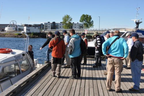 Samling på Husviks brygga inför färden ut i skärgården.