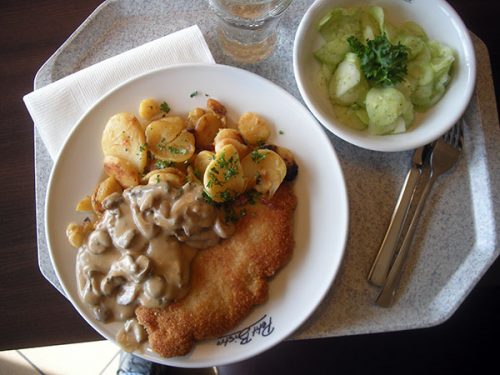 Jägarschnitzel med svampsås och gurksallad. Autobahnmat!