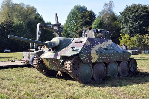 Hetzer, tysk jagdpanzer. Byggd på tjeckiskt chassi som senare även dök i Sverige som lätt stridsvagn m/41. Dock med ett helt annat utseende. Chassiet kom även till bruk för vår första Pbv, 301:an.