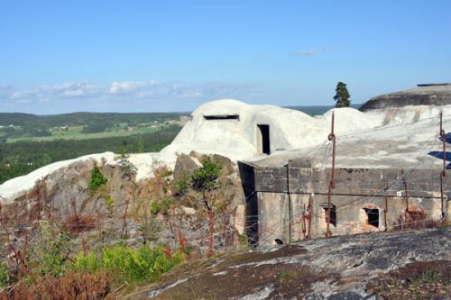 Den nyrenoverade kommandoplatsen på Höytorps fort lyser vit i solskenet.