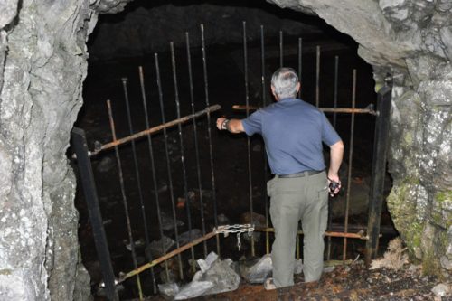 Mike kikar in genom grindarna till bergtunneln på Örjekollen fort.