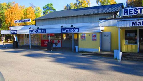 Alholmens kiosk längs E22, normalt ett fullpackat ställe.