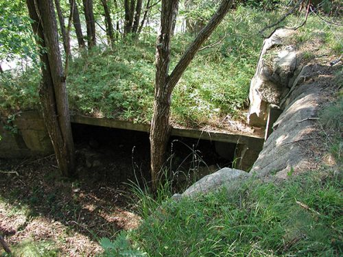 Den splitterskyddade pansarvärnskanonställningen.