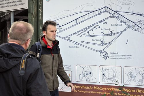 Diskussion vid orienteringstavlan för PanzerWerk Nord