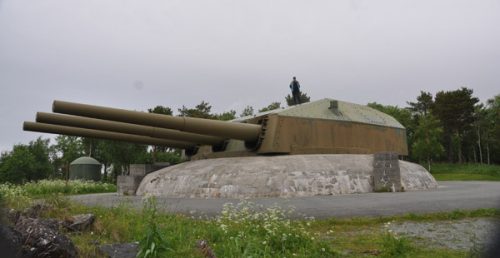 Här får min polske kollega Mariusz funger som storleksgivare på torntaket och plötslig förstår man hur stort kanontornet är.