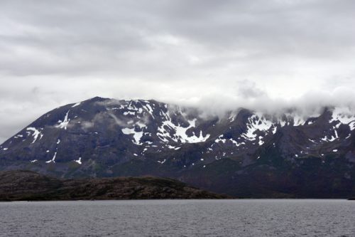 Molnen gick lågt, men det beror ju också på att fjället på bilden är bortemot 1 000 meter högt. Men vädret började lite halvtaskigt denna dag.